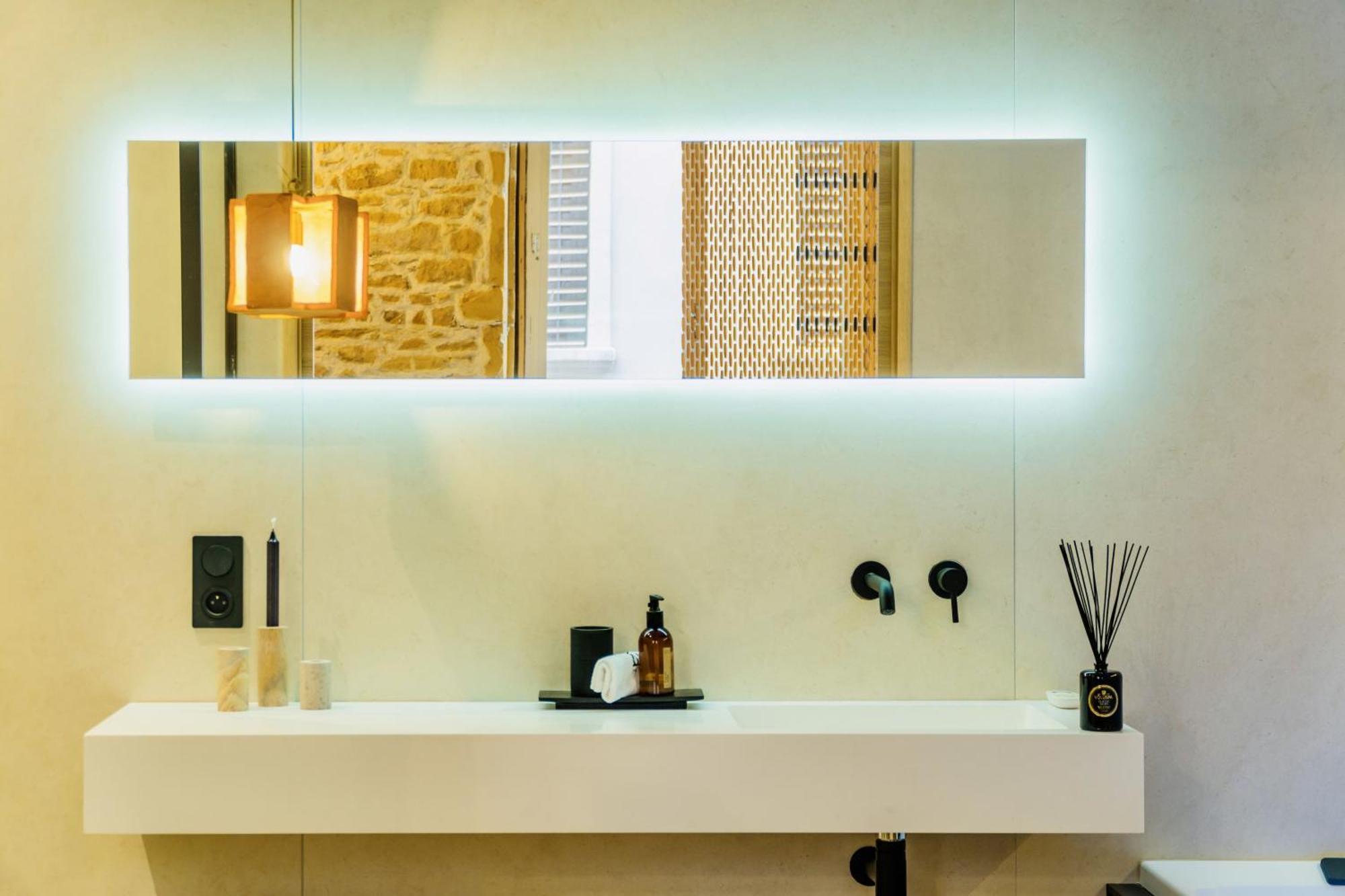 Host Inn Le Lumiere Spa & Cinema リヨン 部屋 写真